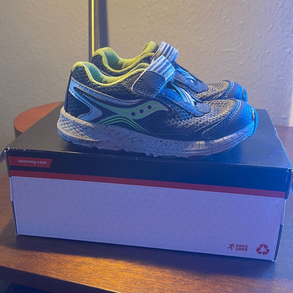 Saucony Ride 10 Jr sneakers size 8.5M Toddler size navy and green